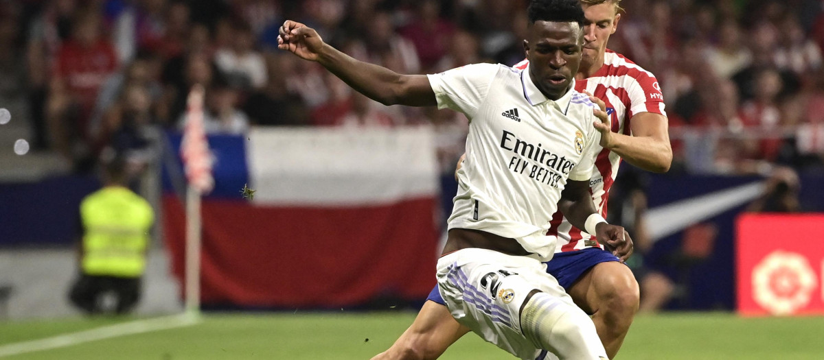 Vinicius lucha con Llorente por el balón