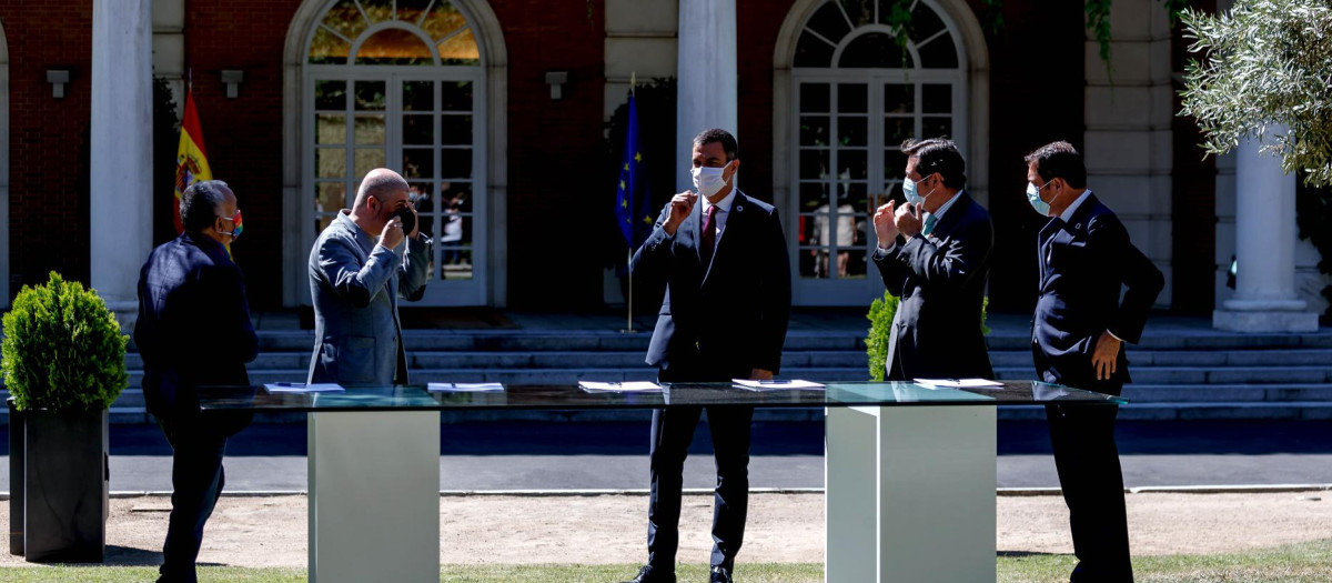 El presidente del Gobierno, Pedro Sánchez, junto a los líderes de los sindicatos y patronal
