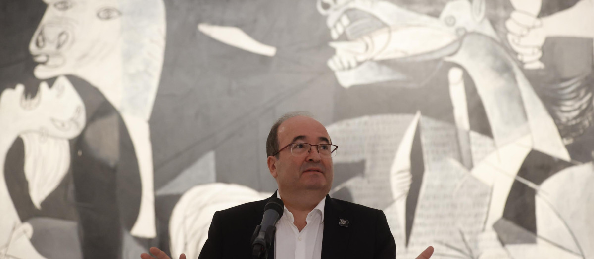 El ministro de Cultura y Deporte, Miquel Iceta, ante el "Guernica" del pintor español Pablo Ruiz Picasso, presenta los actos conmemorativos del "Año Picasso"