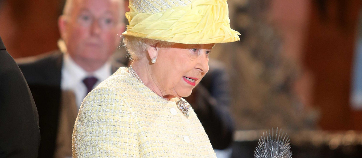 La Reina Isabel II, durante su visita a la grabación de Juego de Tronos en Belfast en 2014