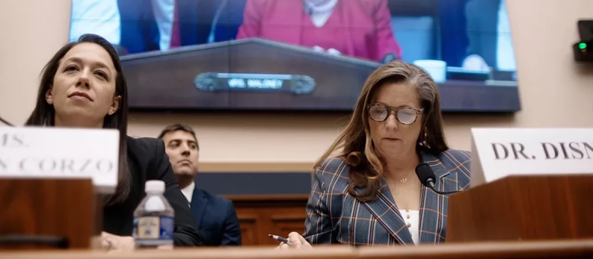 Kathleen Hughes y Abigail Disney en la presentación de “The American Dream and Other Fairy Tales”