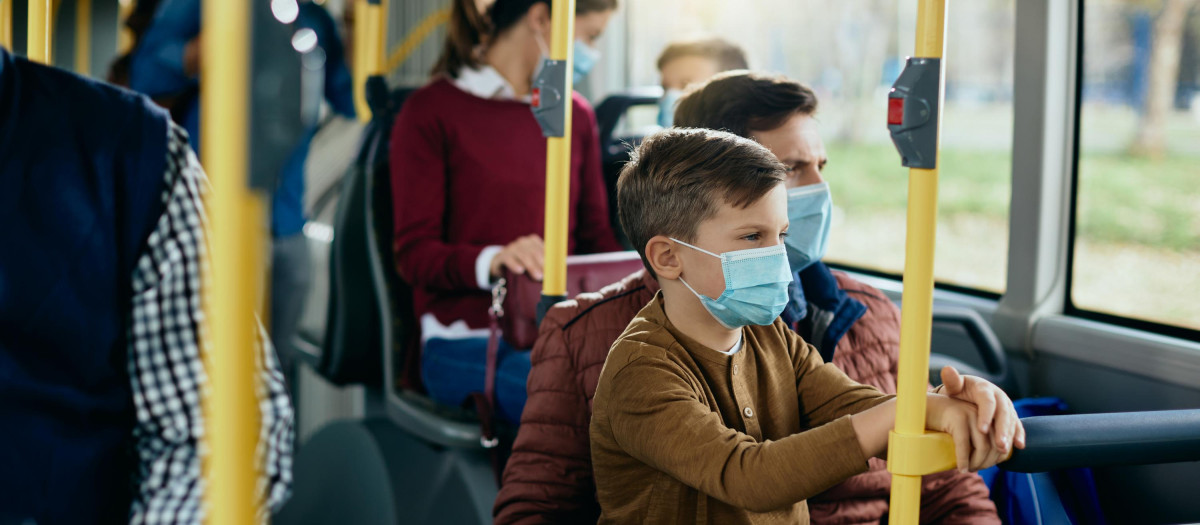 Ciudadanos con mascarillas en el transporte público