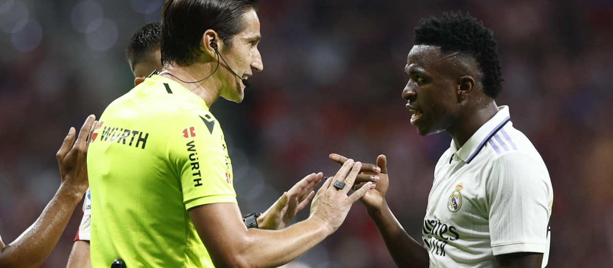 Vinicius, con el árbitro del derbi ante el Atlético del pasado domingo