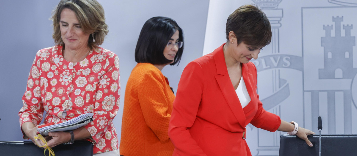 La vicepresidenta Ribera junto a la portavoz y a la ministra Darias