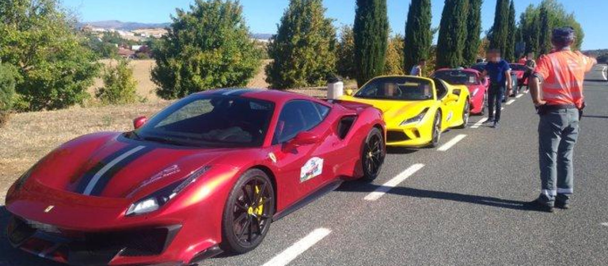 La caravana de Ferrari interceptada por un agente de la Policía Foral