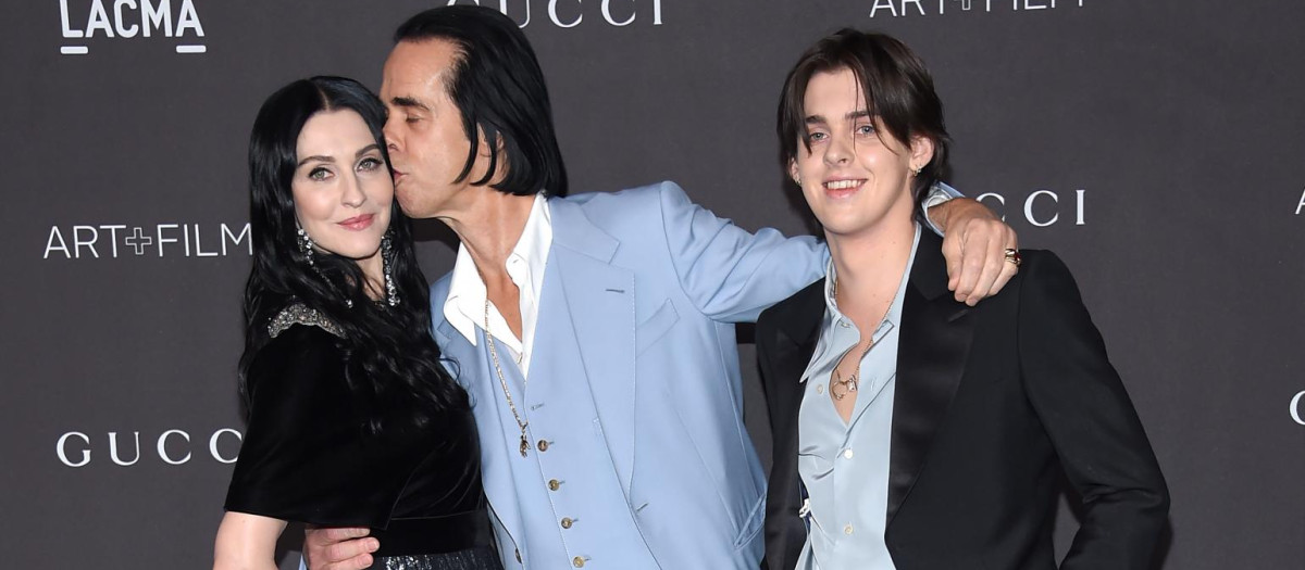 Nick Cave junto a su mujer, Susie Bick, y su hijo Earl en una gala en Los Ángeles en 2019