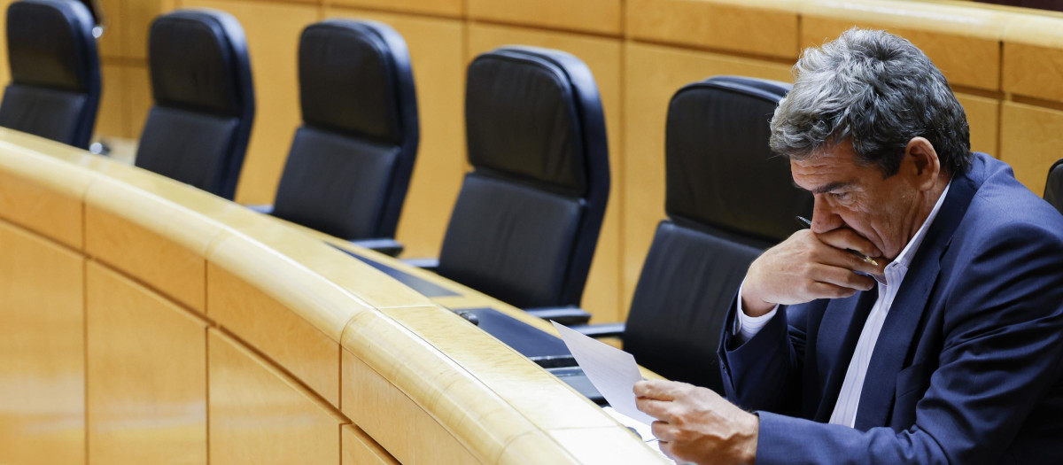 José Luis Escrivá este martes en su escaño en el Senado, solo