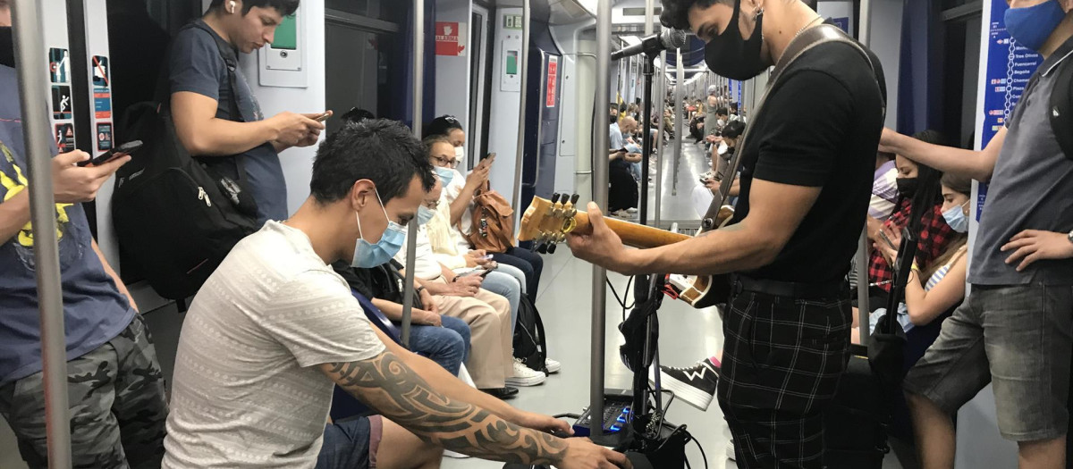 Unos artistas, en el Metro de Madrid, este verano
