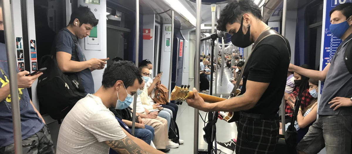 Unos artistas, en el Metro de Madrid, este verano