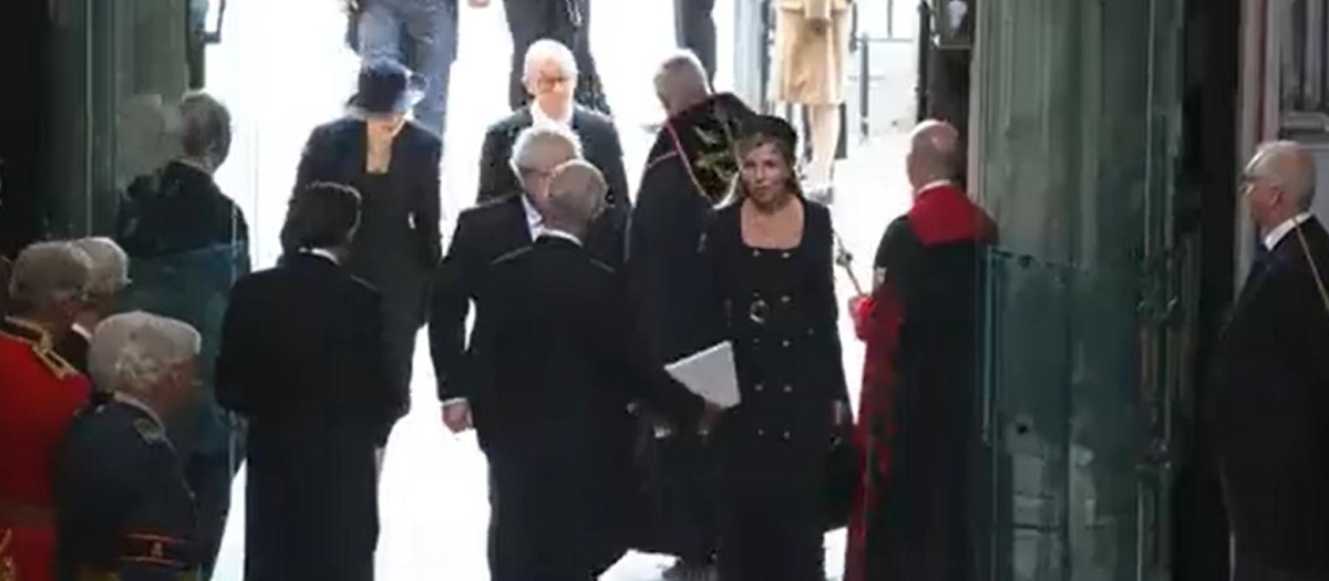 El momento en el que Boris Johnson y su mujer son avisados de que se han colado y Theresa May, que llega detrás del brazo de su marido, debe ir según el protocolo antes