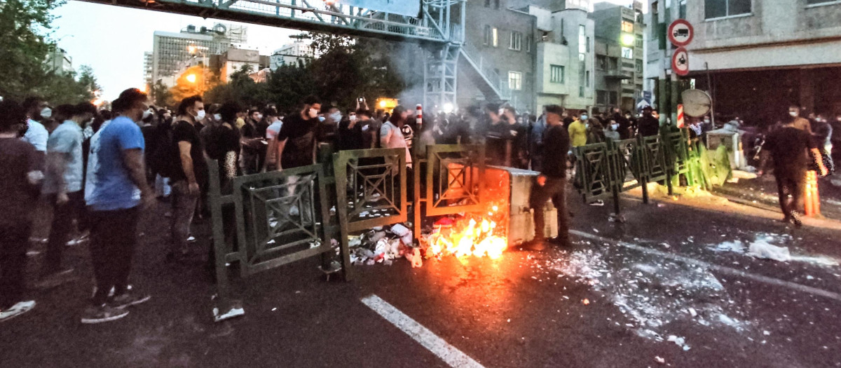 Un grupo de manifestantes iraníes protestan en Teherán por la muerte de Mahsa Amini
