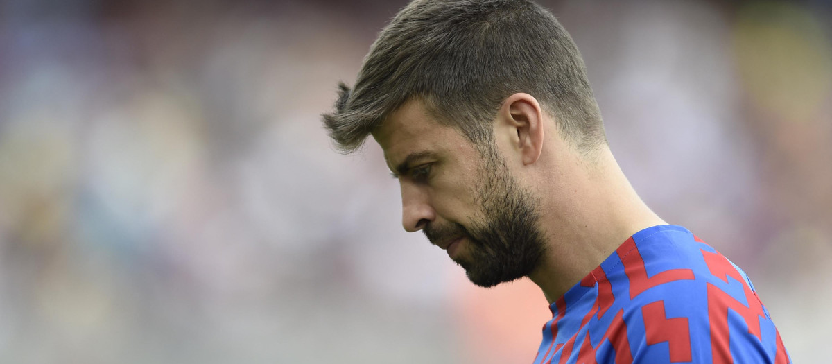 Piqué en el calentamiento de un partido en el que fue suplente
