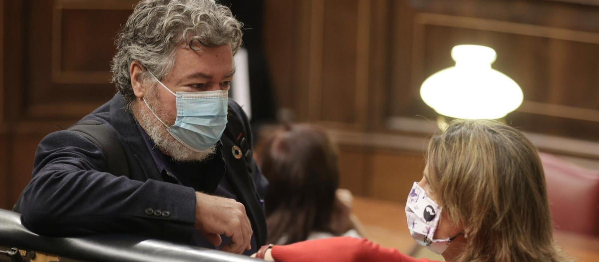 El diputado de Unidas Podemos, Juan Antonio López de Uralde, conversa con la vicepresidenta tercera y ministra para la Transición Ecológica y el Reto Demográfico, Teresa Ribera, a su llegada a una sesión plenaria en el Congreso.