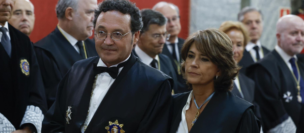El nuevo fiscal general del Estado, Álvaro García Ortiz y su predecesora en el cargo, Dolores Delgado