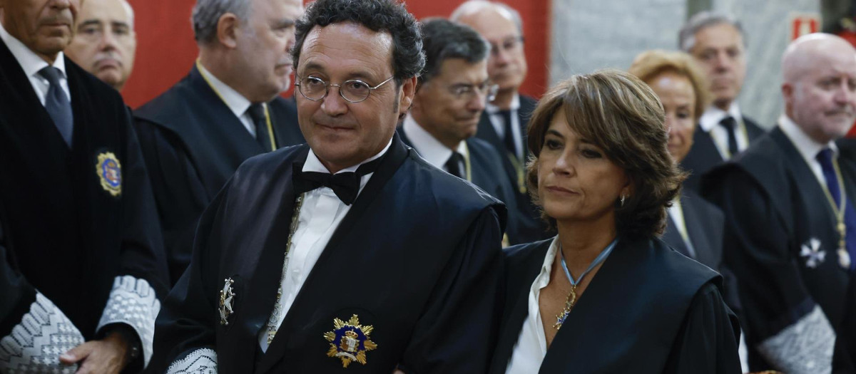 El nuevo fiscal general del Estado, Álvaro García Ortiz y su predecesora en el cargo, Dolores Delgado