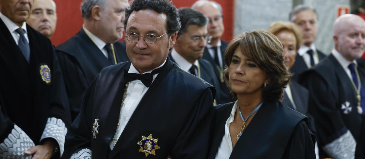 El nuevo fiscal general del Estado, Álvaro García Ortiz y su predecesora en el cargo, Dolores Delgado