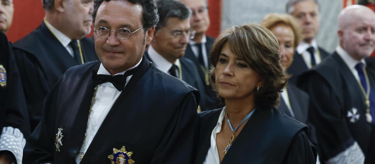El nuevo fiscal general del Estado, Álvaro García Ortiz y su predecesora en el cargo, Dolores Delgado