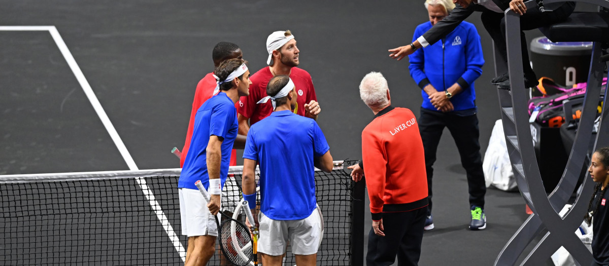 El equipo de Europa y del Resto del mundo comentaban por dónde había pasado la bola de Federer