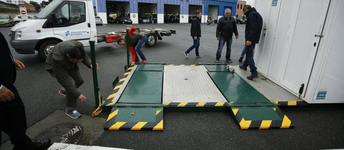 Servicio de ITV móvil usado por las fuerzas de seguridad a pie de carretera
