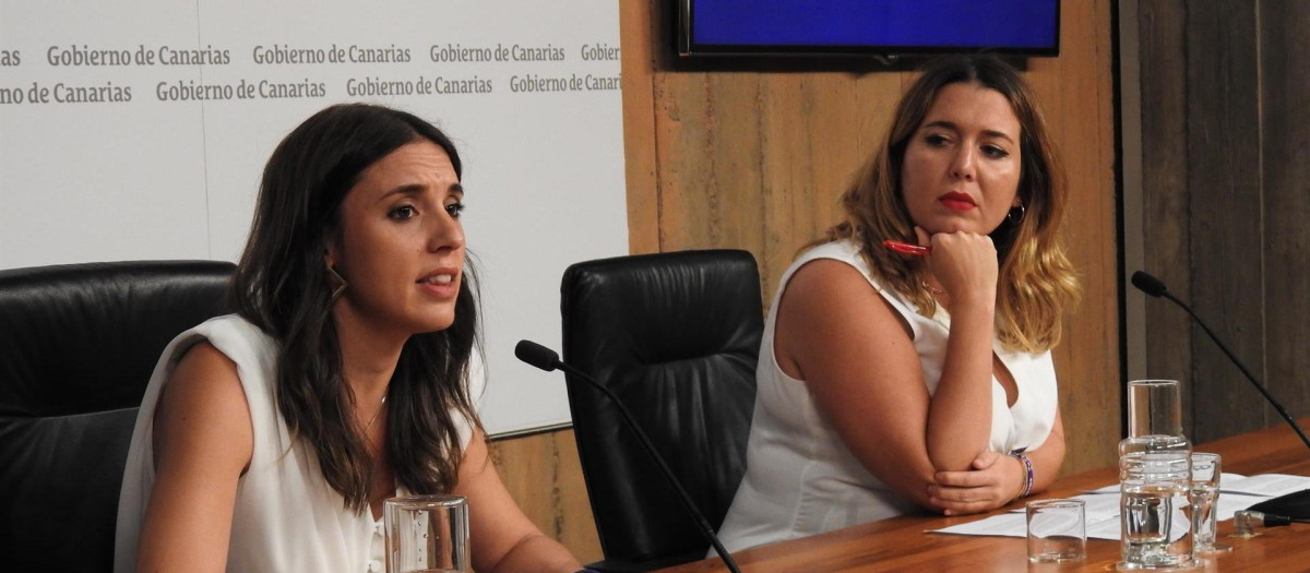 La ministra de Igualdad, Irene Montero (i), y la secretaria de Estado de Igualdad, Ángela Rodríguez