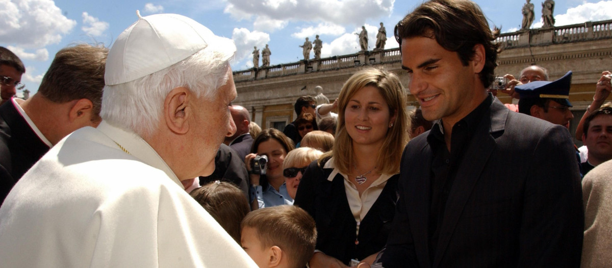 Roger Federer con Benedicto XVI en el Vaticano