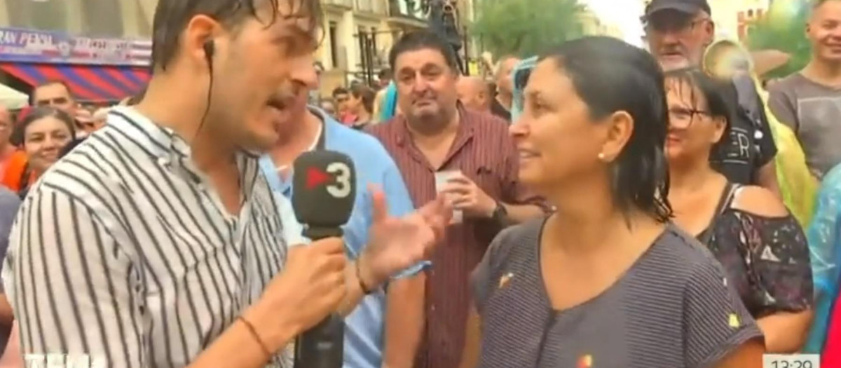 El reportero de TV3 en e momento que ha retirado el micrófono