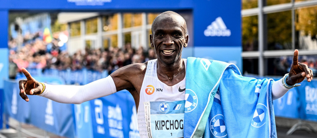 Eliud Kipchoge celebra la victoria y su nuevo crono al llegar a meta