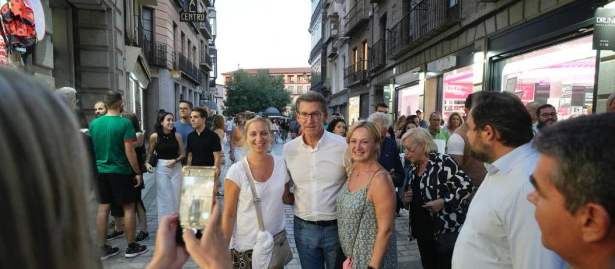 Feijóo se fotografía en la calle