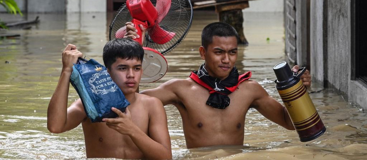 Afectados por el tifón en San Ildefonso, al noroeste de Filipinas.