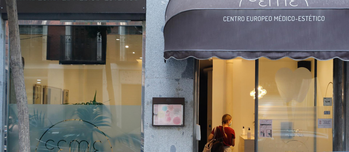 Entrada de la clínica CEME en Madrid