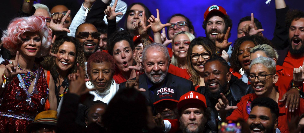 Luiz Inácio Lula da Silva en el último acto de campaña con artistas e intelectuales en Sao Paulo