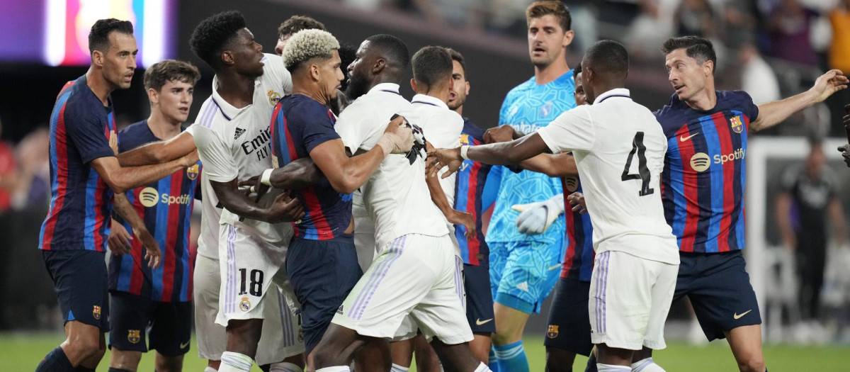 Tangana entre los jugadores del Real Madrid y el Barcelona en el clásico de este verano en Las Vegas.