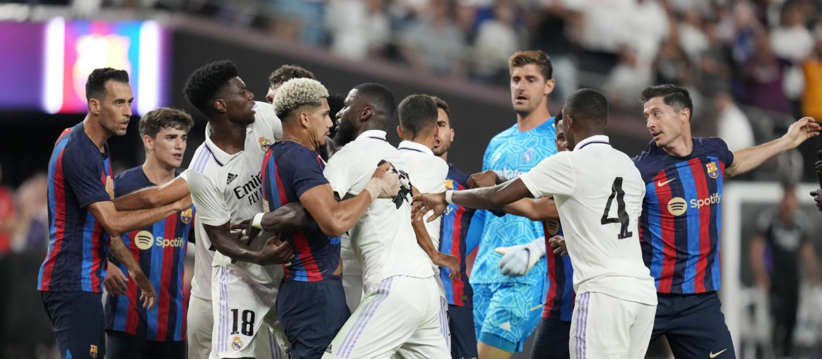 Tangana entre los jugadores del Real Madrid y el Barcelona en el clásico de este verano en Las Vegas.
