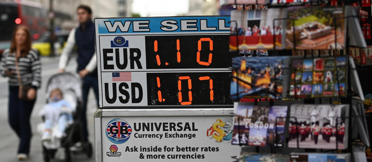 Un cartel informa del cambio libra-dólar en Londres, tras la histórica caída de la moneda