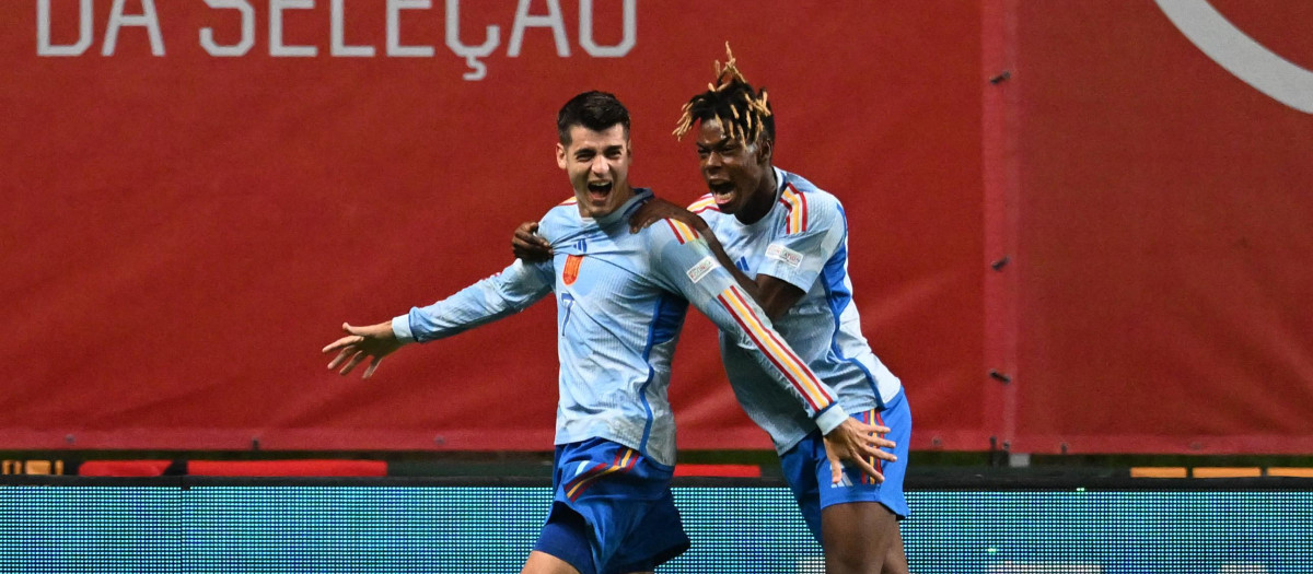 Álvaro Morata celebra con Nico Williams -el asistente- el gol que da la victoria a España en Portugal