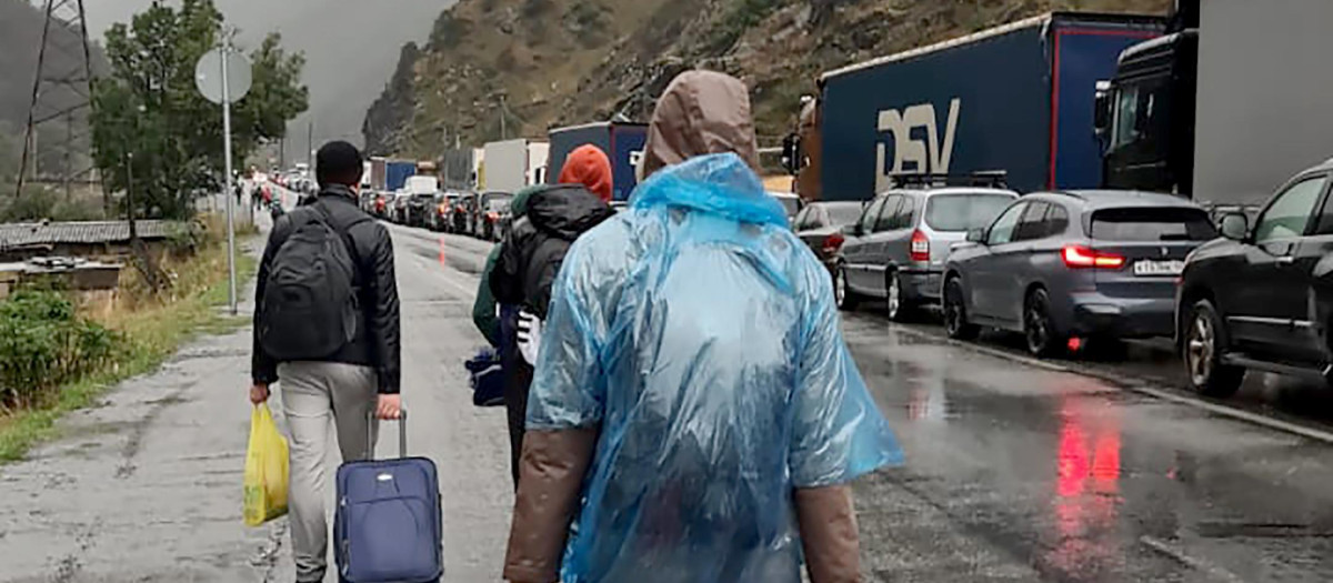 Ciudadanos rusos en la frontera con Georgia