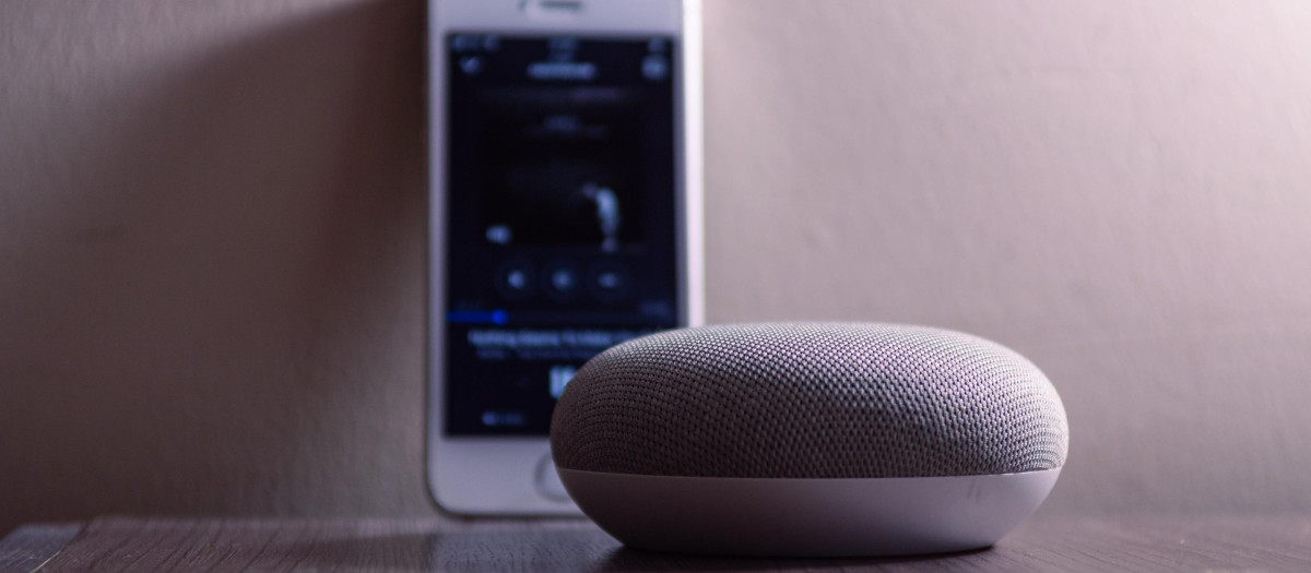 Los altavoces inteligentes también escuchan desde los móviles