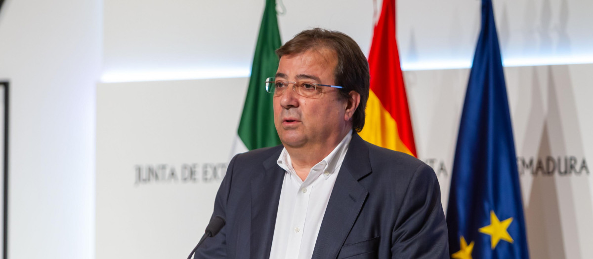 Fernández Vara (PSOE) hace un elogio de Juan Carlos I delante de Pedro Sánchez