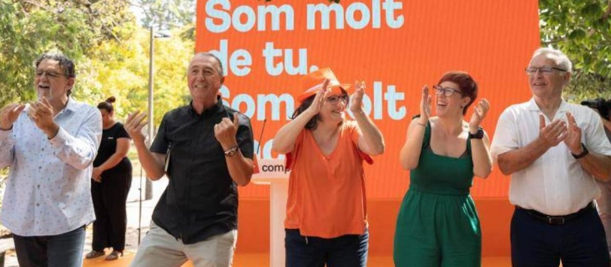 Joan Baldoví junto a Mónica Oltra en un acto de Compromís