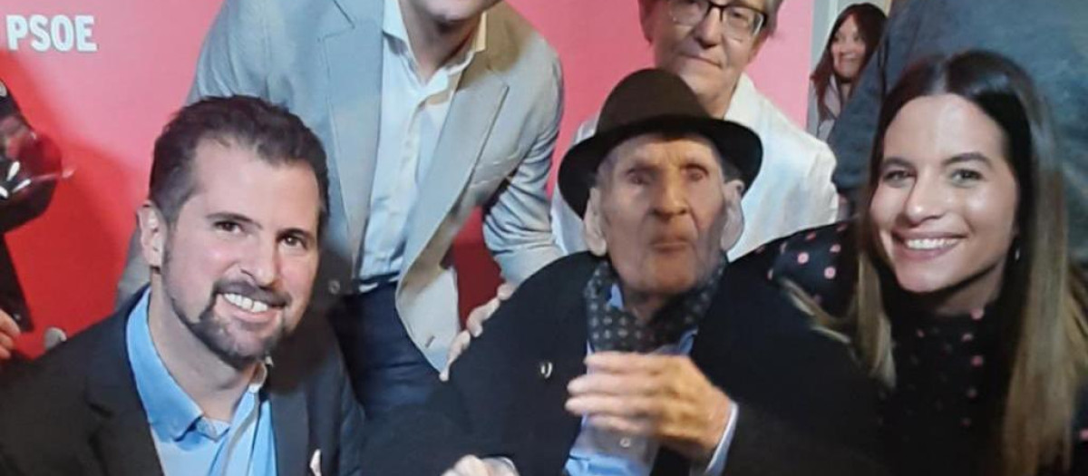 Antonio Alvarado, junto a varios miembros del PSOE de Castilla y León