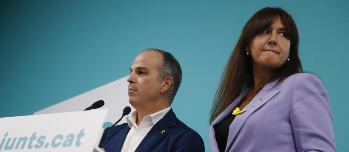El secretario general de JxCat Jordi Turull (i) y la presidenta del partido, Laura Borràs