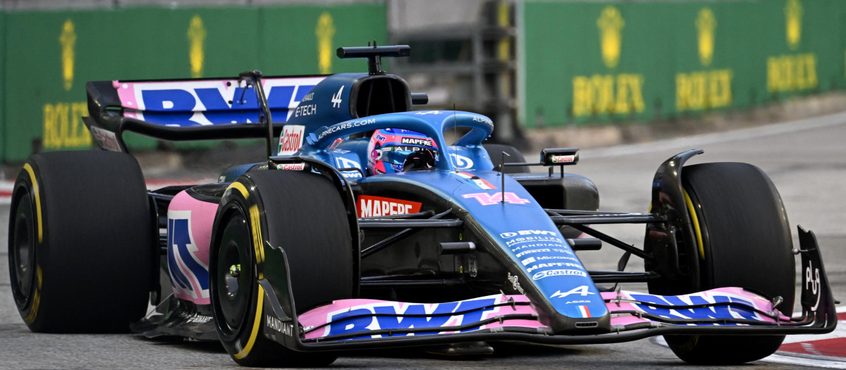 Fernando Alonso durante la primera sesión de libres en el GP Singapur