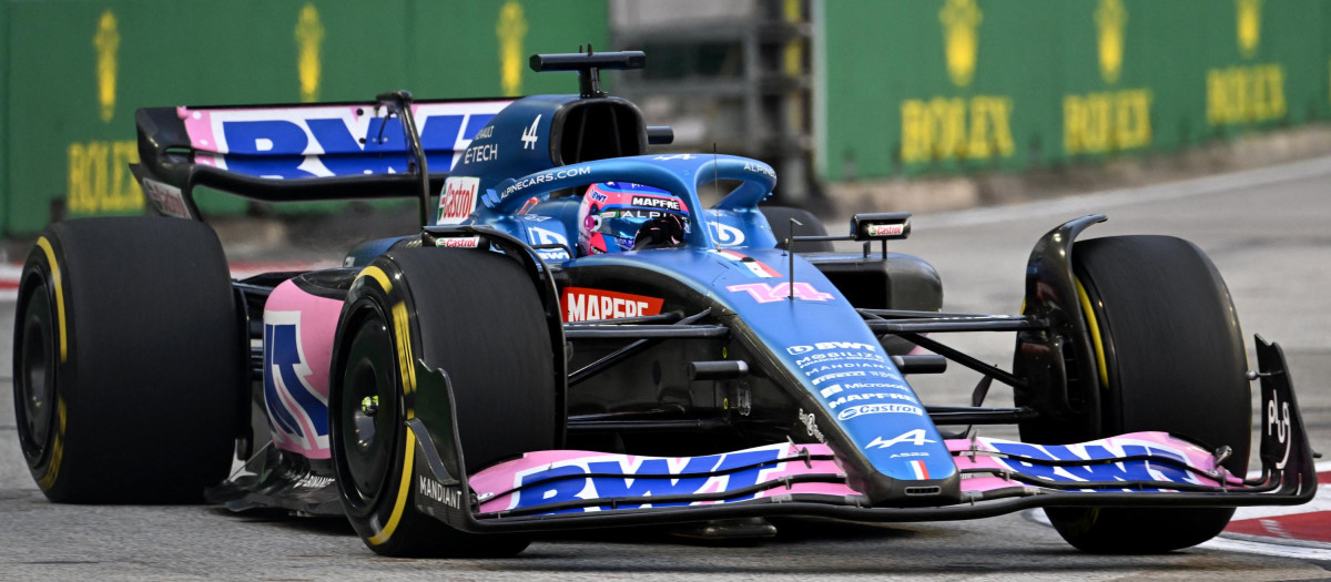 Fernando Alonso durante la primera sesión de libres en el GP Singapur