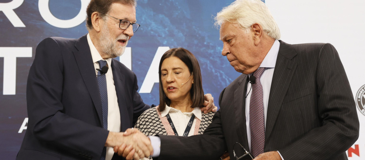 Mariano Rajoy y Felipe González junto a la moderadora, la periodista Anabel Díaz