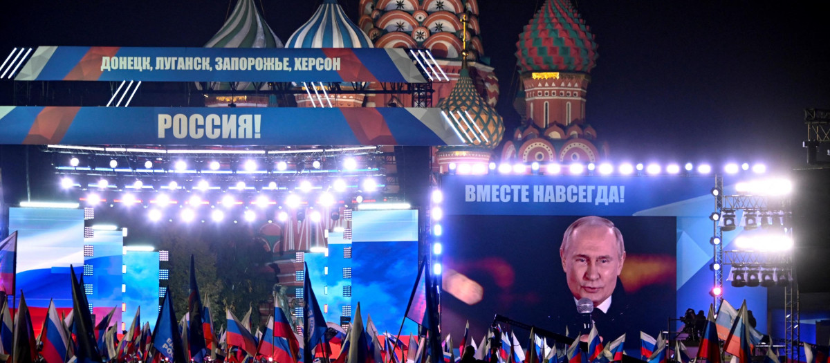 Vladimir Putin se ve en una pantalla en la Plaza Roja de Moscú durante un discurso previo a un concierto