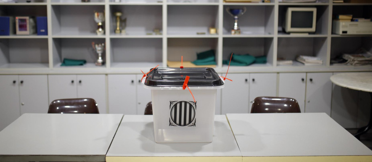 Las urnas de plástico y opacas del referéndum ilegal del 1-O, un símbolo de la falta de garantías de una consulta fuera de la Constitución y del Estatuto