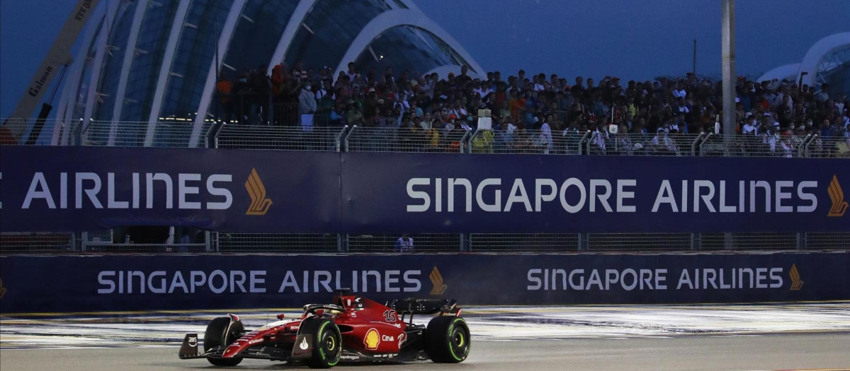 El Ferrari de Charles Leclerc en el trazado urbano del GP de Singapur