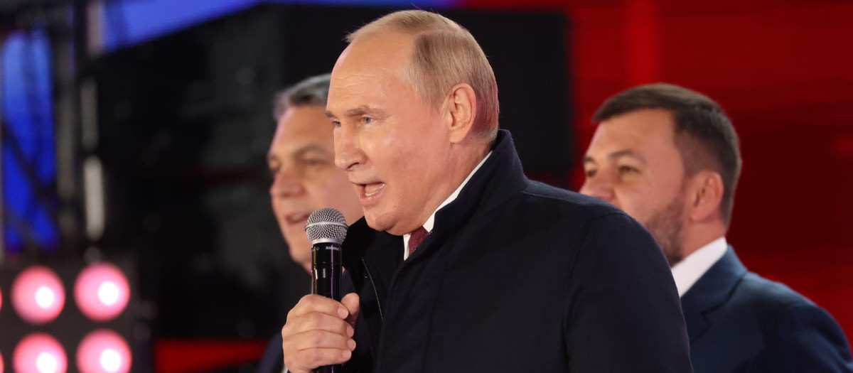 Federation), 29/09/2022.- Russian President Vladimir Putin delivers a speech during a concert after a ceremony to sign treaties on new territories' accession to Russia on the Red Square in Moscow, Russia, 30 September 2022. President Putin has declared there are four new regions of Russia, as he announced the formal annexation of the Kherson, Zaporizhzhia, Donetsk and Luhansk regions of Ukraine. From 23 to 27 September, residents of the self-proclaimed Luhansk and Donetsk People's Republics as well as the Russian-controlled areas of the Kherson and Zaporizhzhia regions of Ukraine voted in a so-called 'referendum' to join the Russian Federation. (Rusia, Ucrania, Moscú) EFE/EPA/SERGEI KARPUKHIN/SPUTNIK/KREMLIN POOL MANDATORY CREDIT