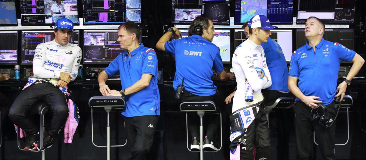 Fernando Alonso, a un lado; Esteban Ocon, a otro: las dos caras de Alpine