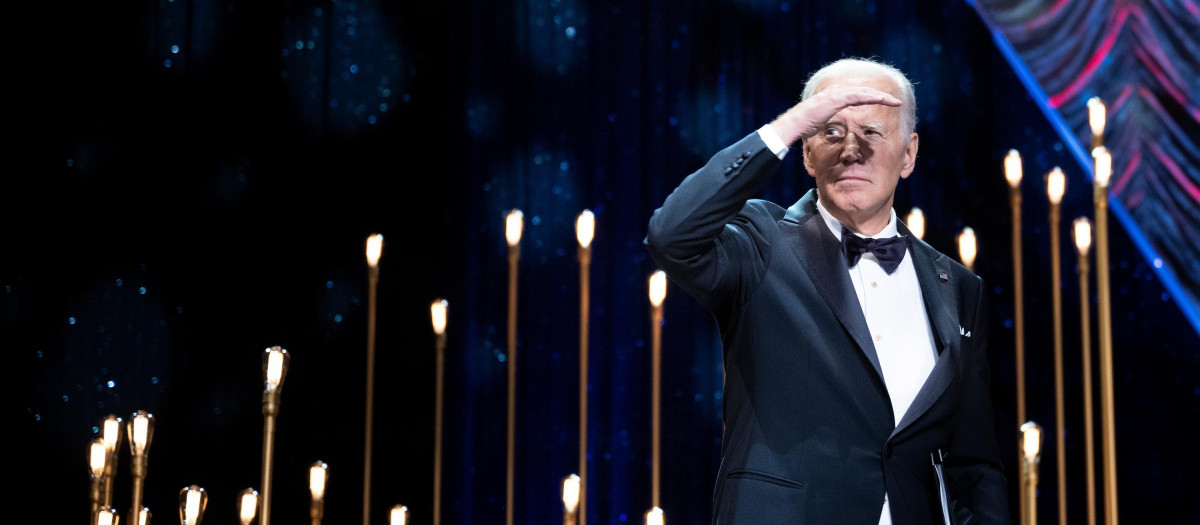 El presidente de los Estados Unidos, Joe Biden, se va después de hablar en la cena de entrega de premios de Phoenix en el Centro de Convenciones de Washington